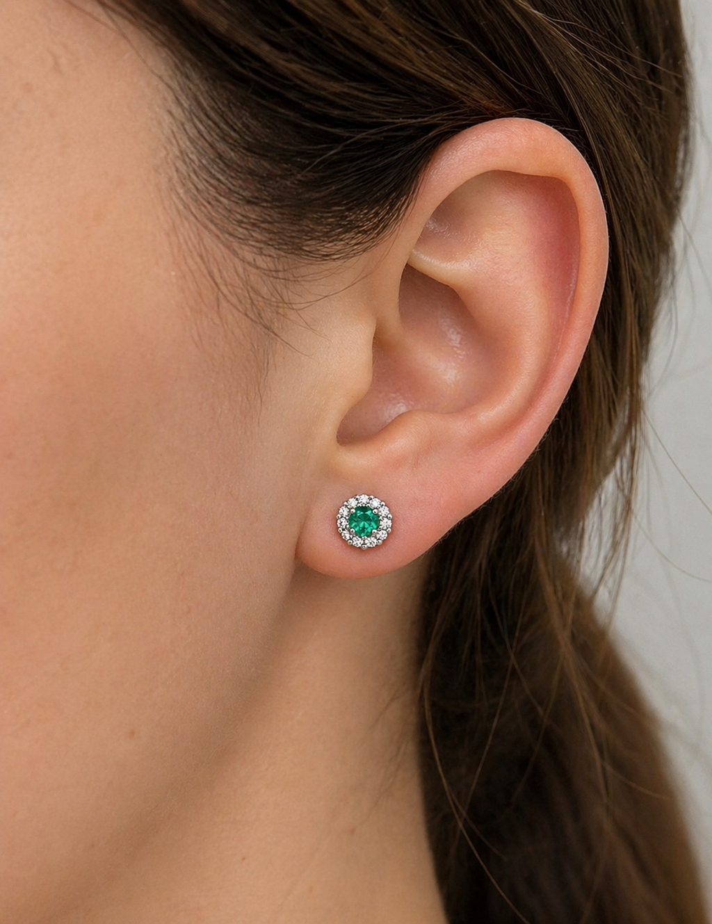 Aretes Studs Muzo Imperial – Esmeraldas Colombianas Naturales con Halo de Diamantes en Oro Blanco 18k