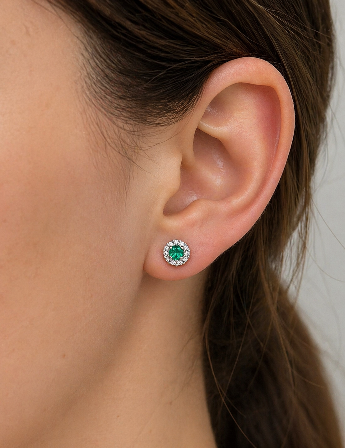 Aretes Studs Muzo Imperial – Esmeraldas Colombianas Naturales con Halo de Diamantes en Oro Blanco 18k