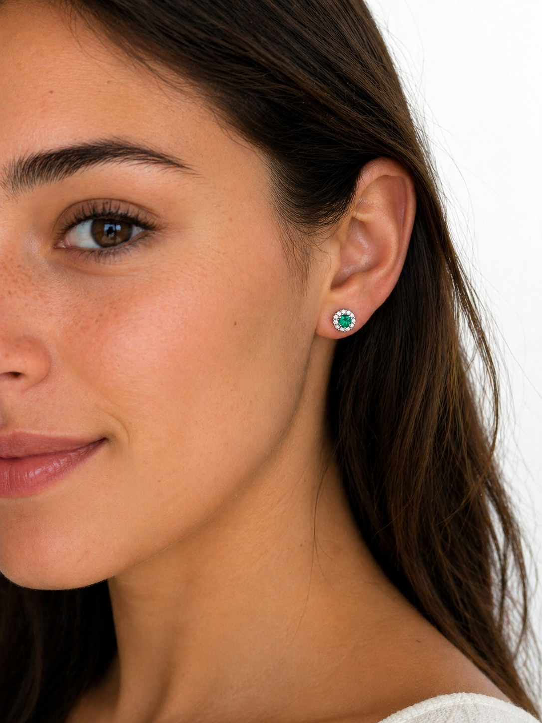 Aretes Studs Muzo Imperial – Esmeraldas Colombianas Naturales con Halo de Diamantes en Oro Blanco 18k