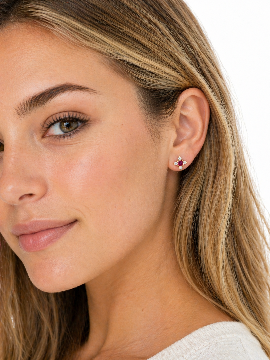 Aretes Stellar Rubí – Rubíes Naturales con Halo Estrella de Diamantes en Oro Amarillo 18k