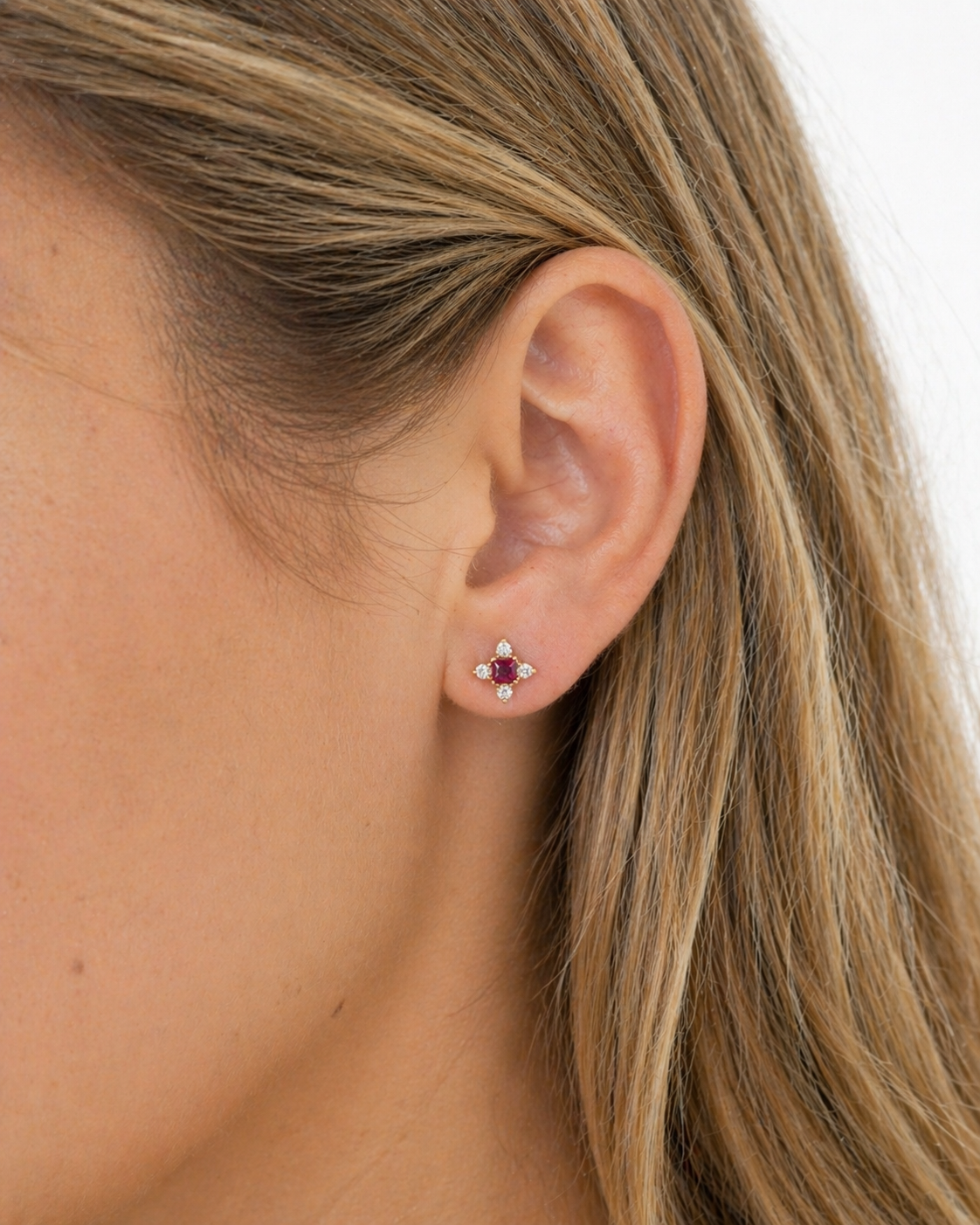 Aretes Stellar Rubí – Rubíes Naturales con Halo Estrella de Diamantes en Oro Amarillo 18k