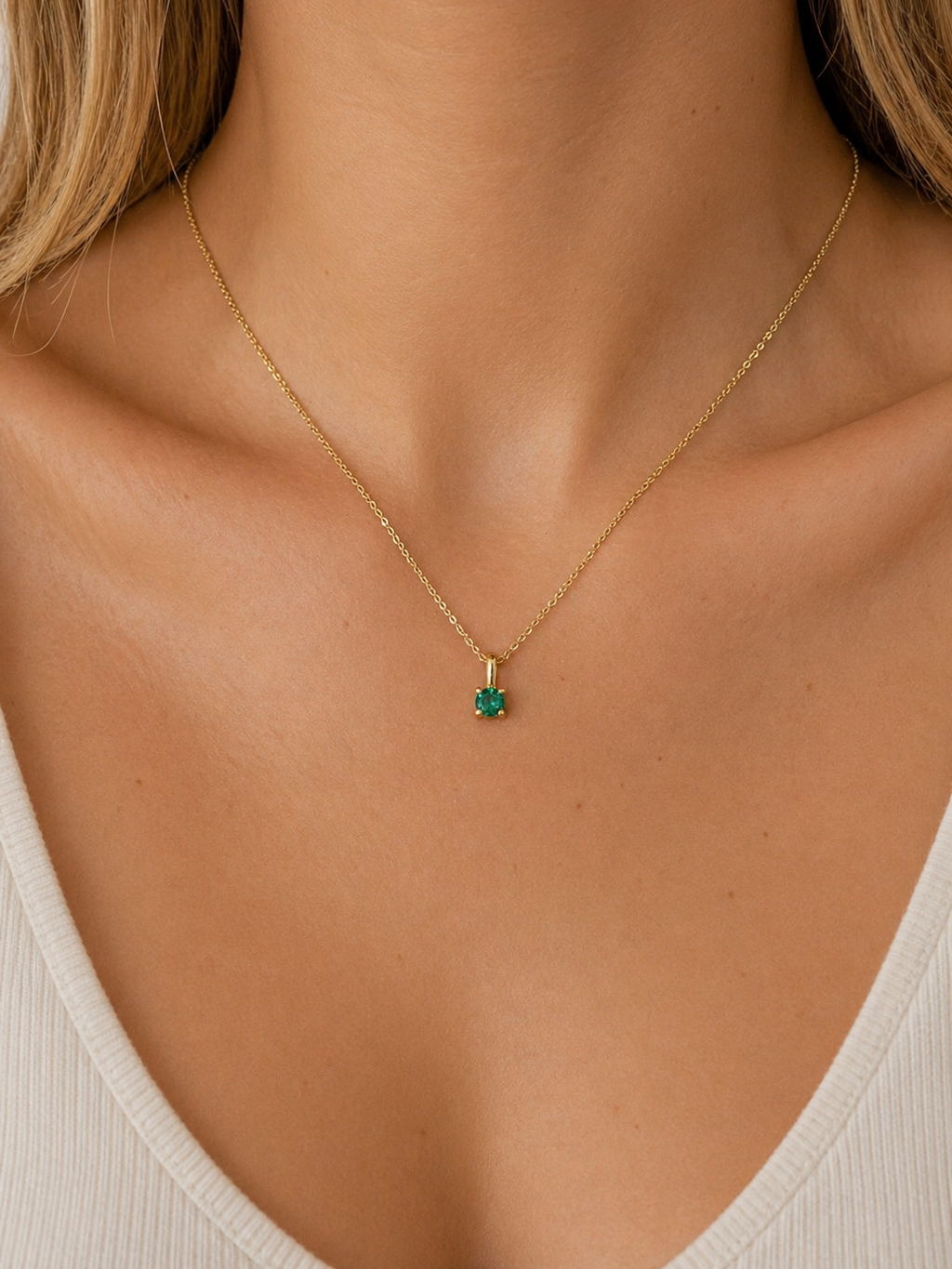 Dije Punto de Luz Esmeralda Muzo 4 mm – Esmeralda Colombiana Natural en Oro Amarillo 18k