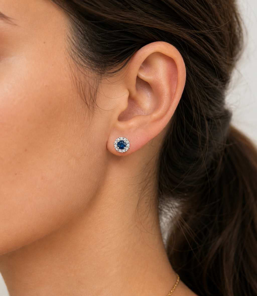 Aretes Studs Zafiro Azul con Halo de Diamantes – Zafiros Naturales en Oro Blanco 18k