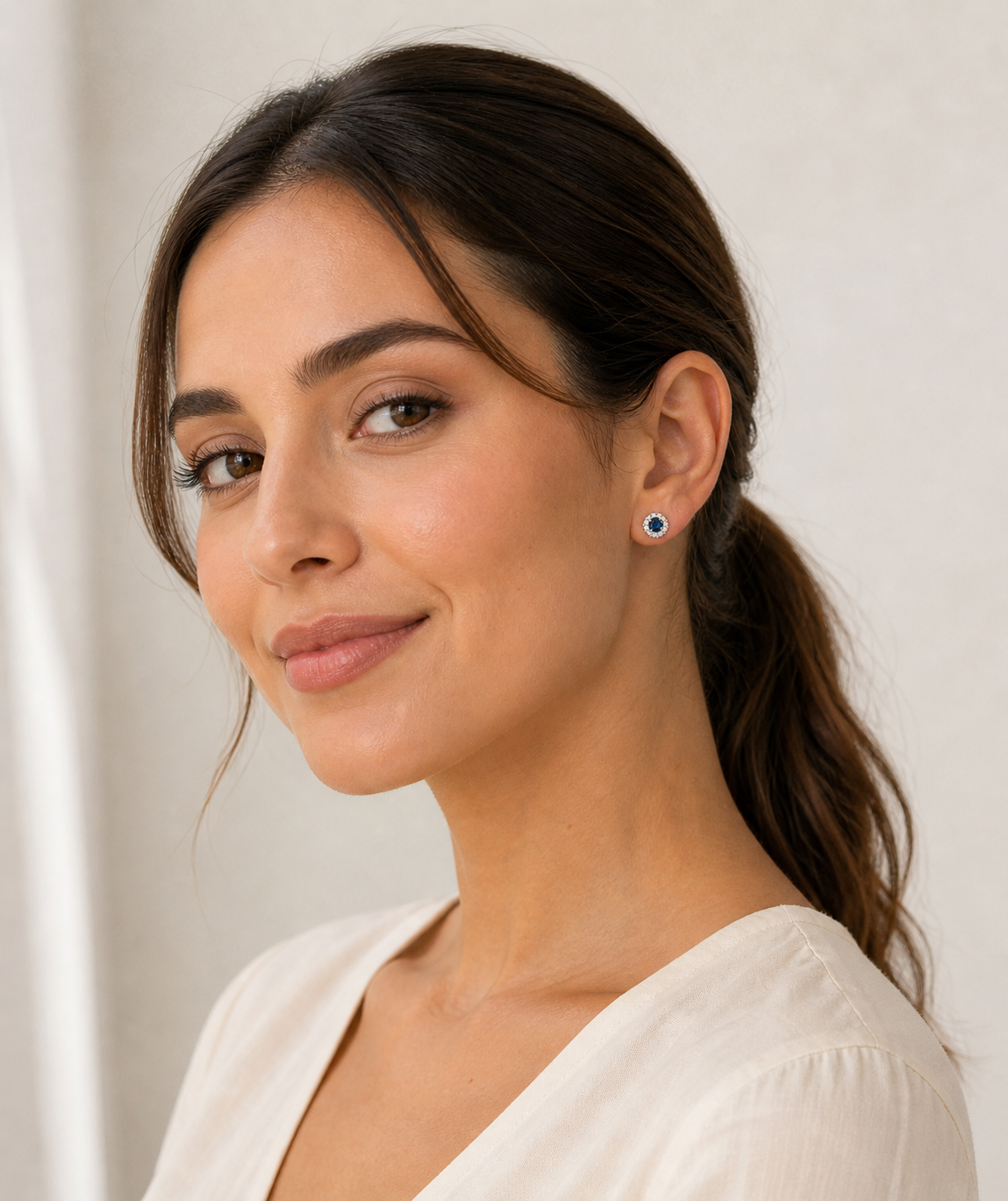 Aretes Studs Zafiro Azul con Halo de Diamantes – Zafiros Naturales en Oro Blanco 18k