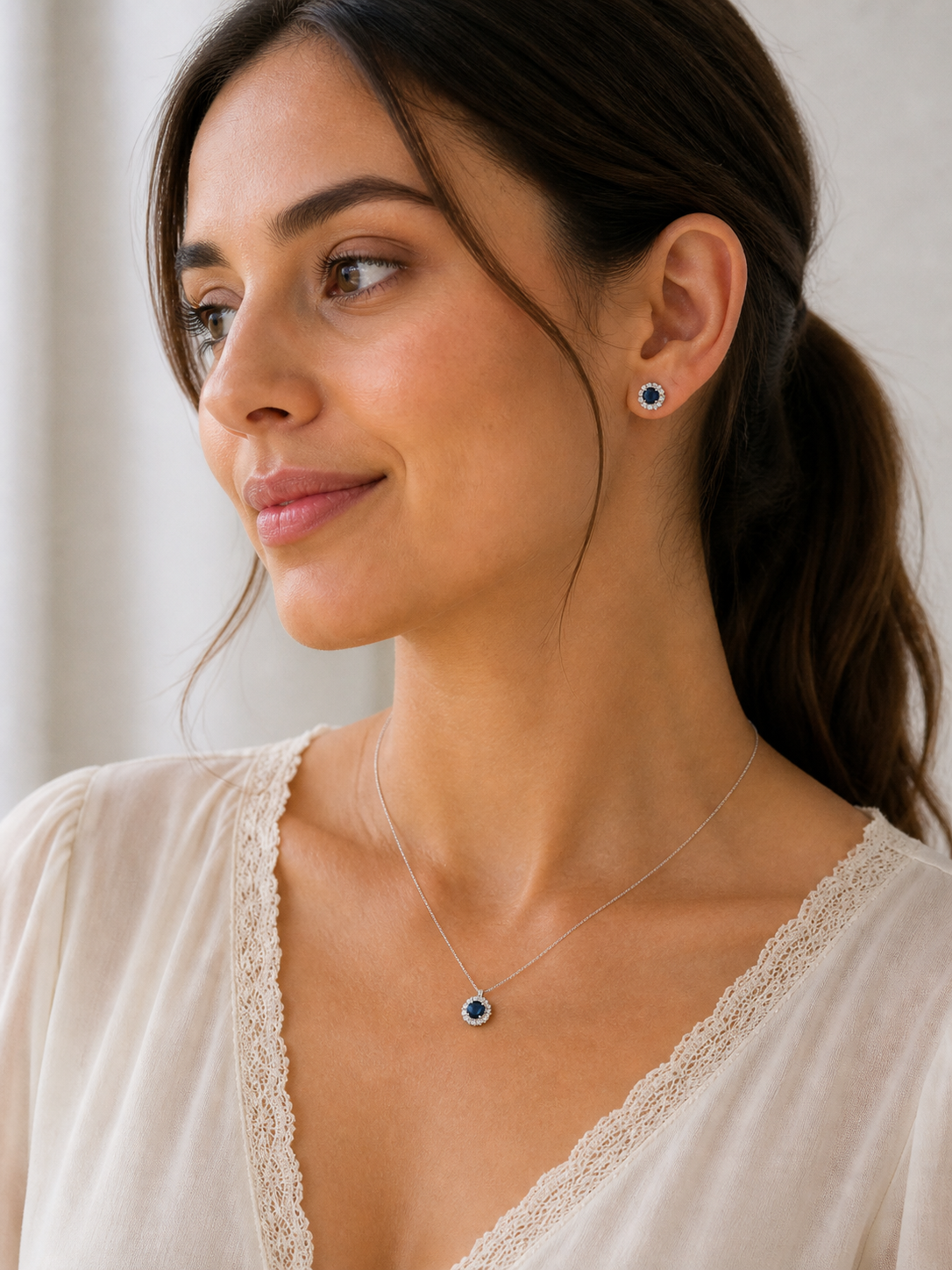 Dije Zafiro Azul con Halo de Diamantes – Zafiro Natural 0.24 ct en Oro Blanco 18k
