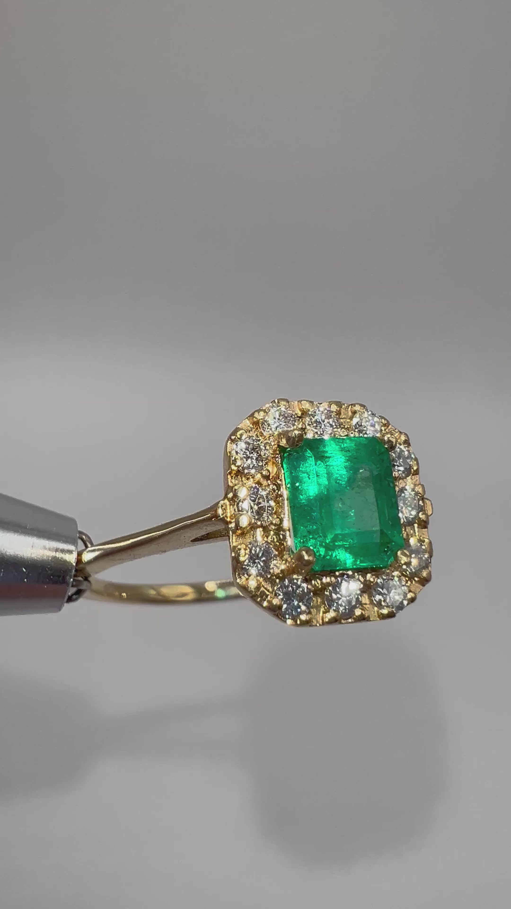 Anillo Muzo Colonial – Esmeralda Colombiana Natural Talla Esmeralda con Halo de Diamantes en Oro Amarillo 18k