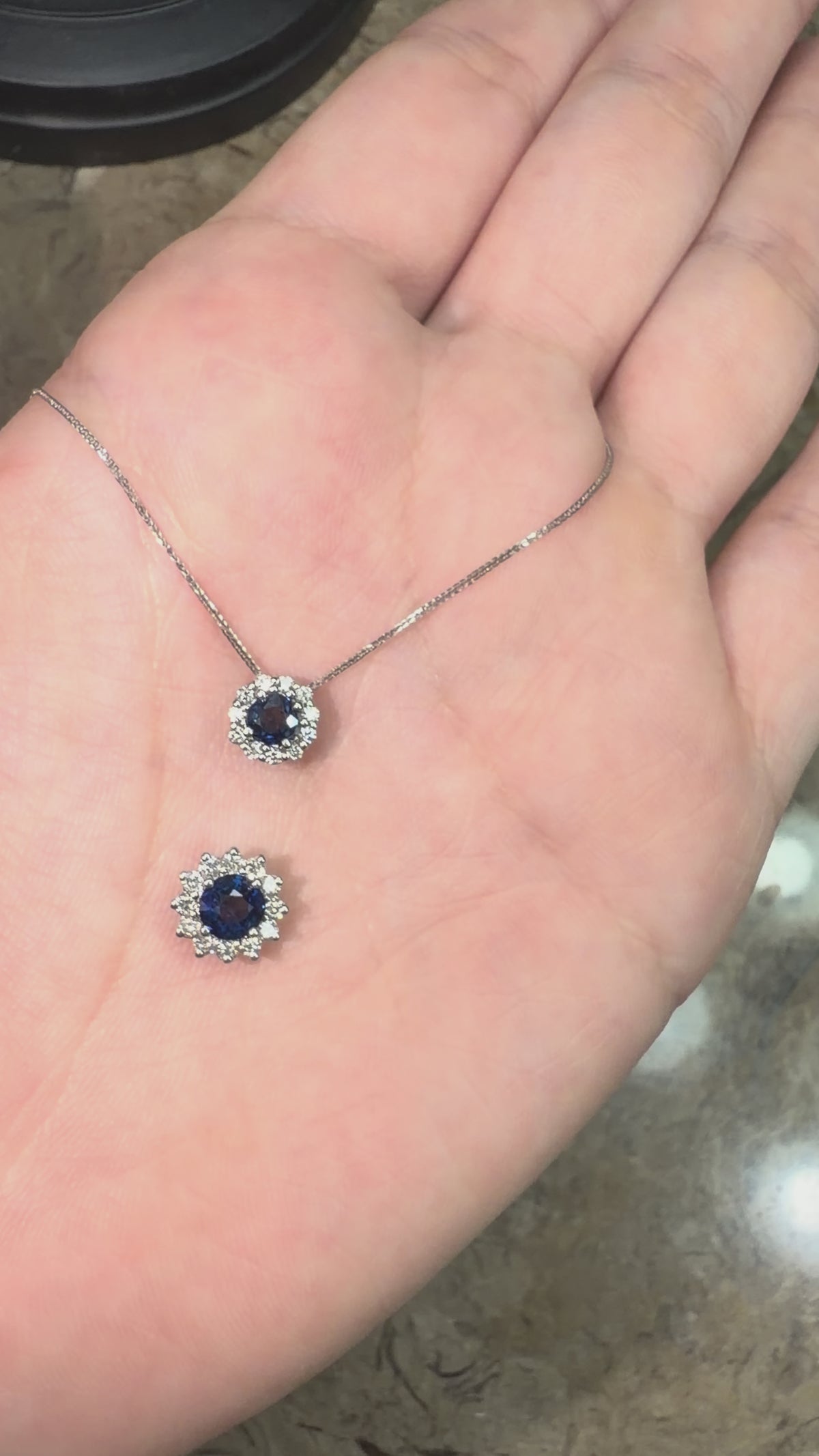 Dije Zafiro Azul con Halo de Diamantes – Zafiro Natural 4 mm / 0.26 ct en Oro Blanco 18k