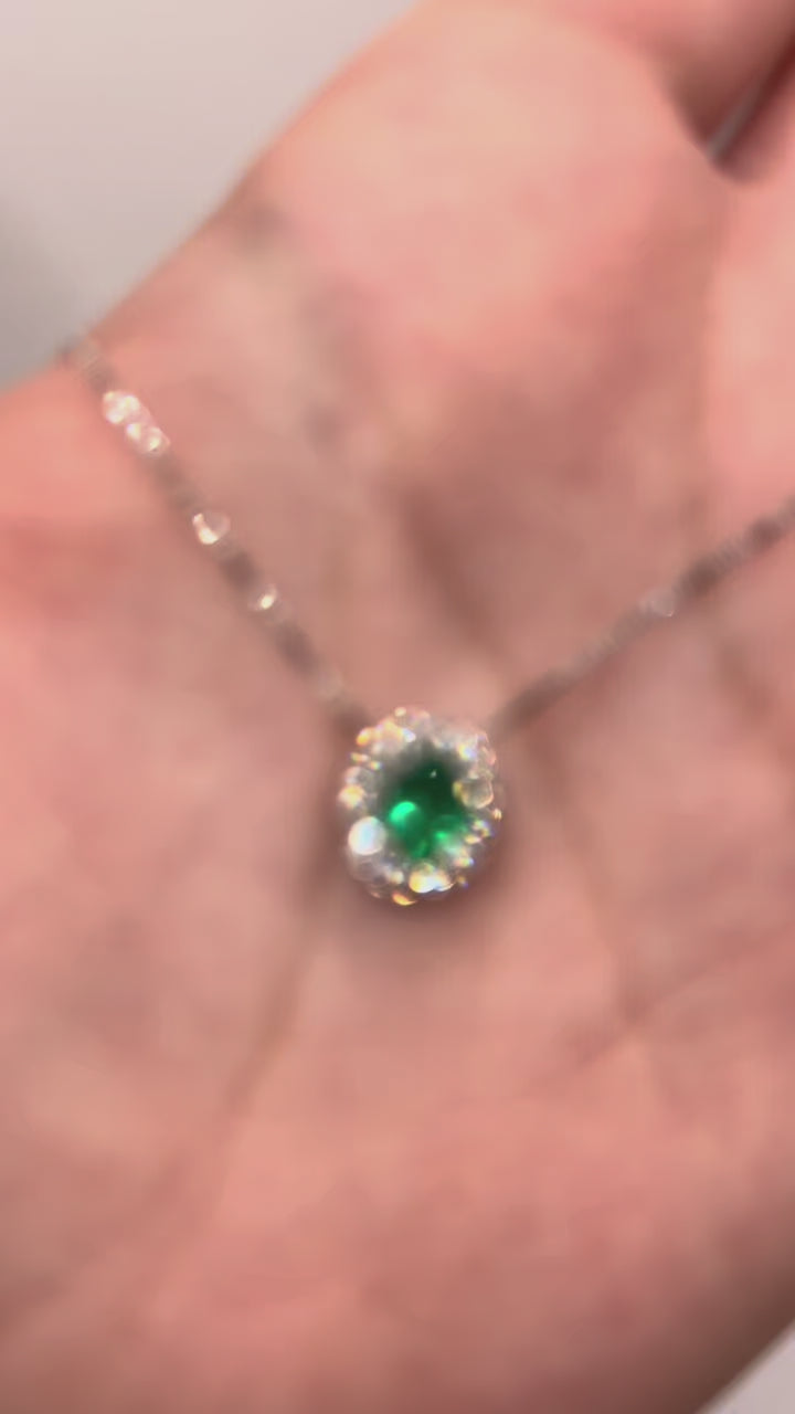 Dije Esmeralda Colombiana Ovalada con Halo de Diamantes – Mina Muzo 0.50 ct en Oro Blanco 18k