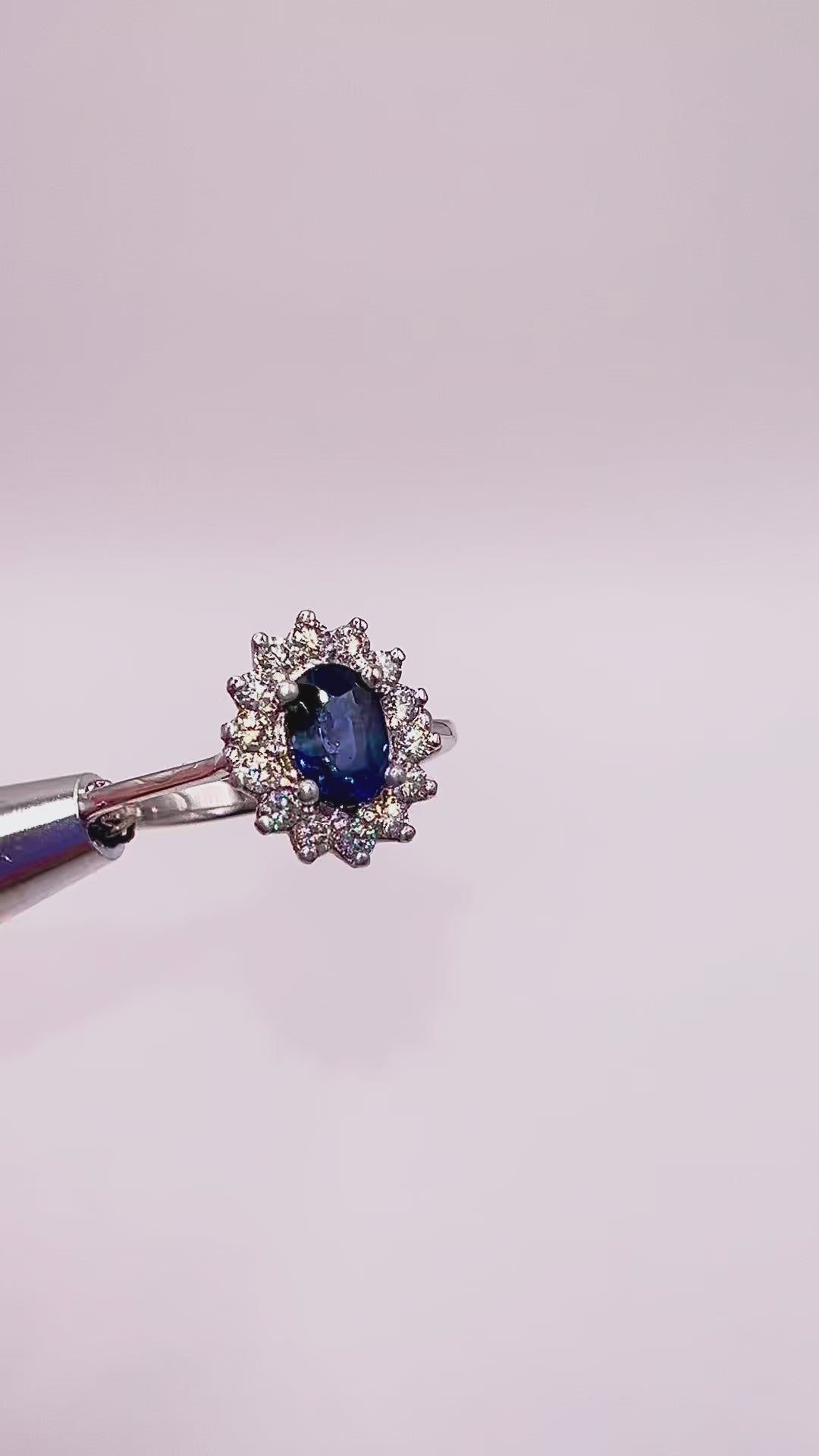 Anillo Zafiro Royal Blue – Zafiro Azul Natural Ovalado con Halo de Diamantes en Oro Blanco 18k