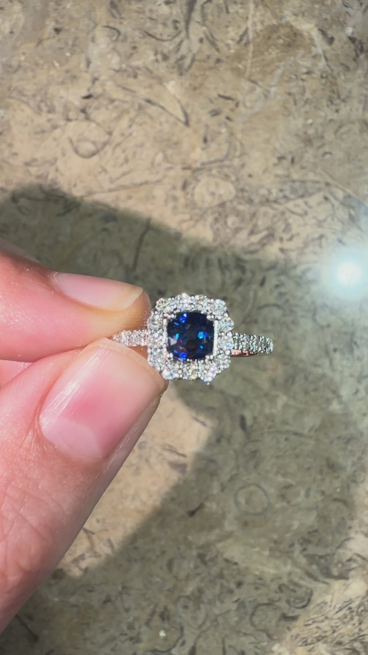 Anillo Blue Majesty - Zafiro Azul Natural 0,78 ct y Pavè de Diamantes en Oro Blanco 18k