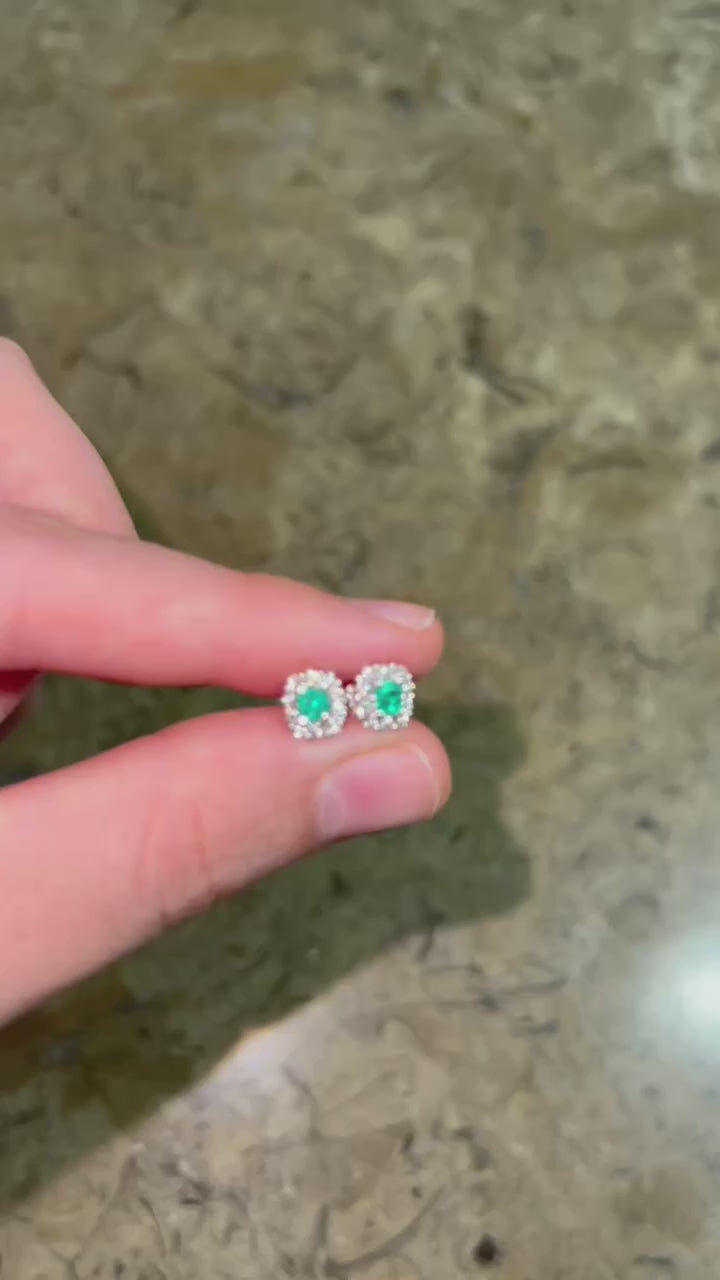 Aretes Esmeraldas cuadradas mini con halo de diamantes naturales en oro blanco de 18k