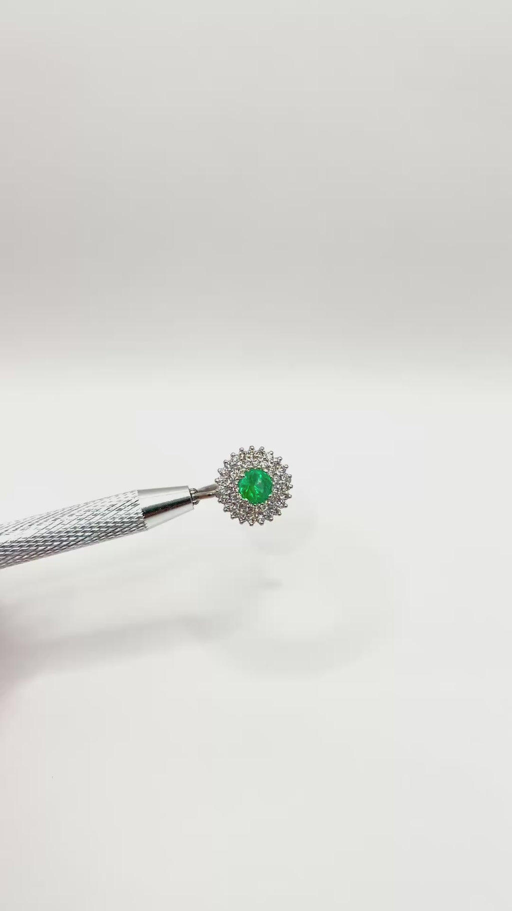 Anillo Alas de Mariposa – Esmeralda Colombiana con Efecto Gota de Aceite y Doble Halo de Diamantes