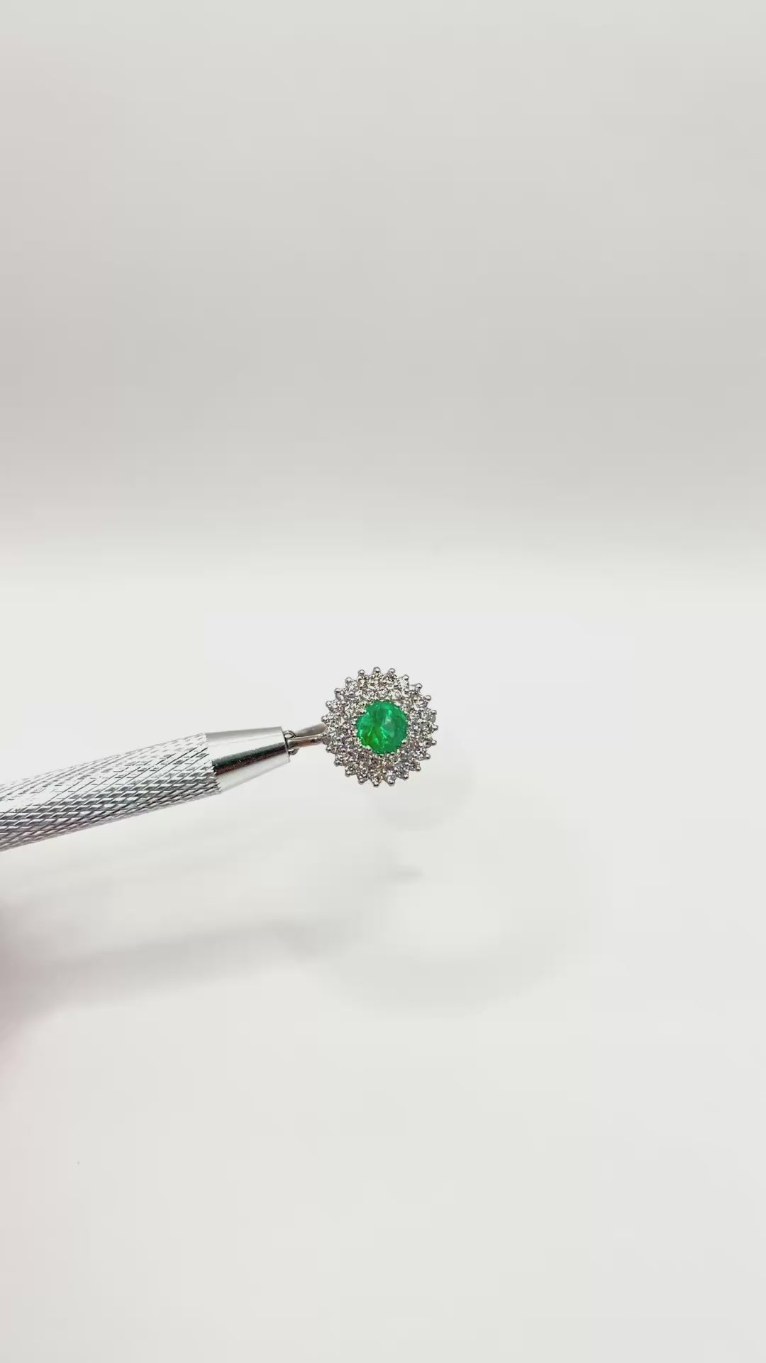 Anillo Alas de Mariposa – Esmeralda Colombiana con Efecto Gota de Aceite y Doble Halo de Diamantes