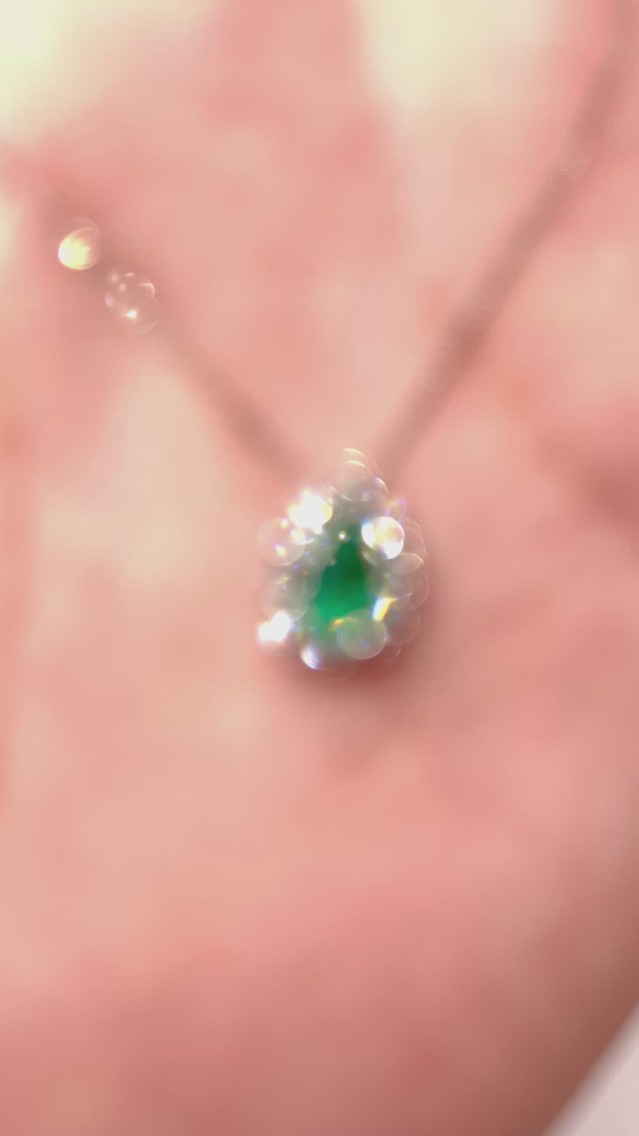 Dije Esmeralda Muzo Gota - Cluster de diamantes naturales en oro blanco 18k