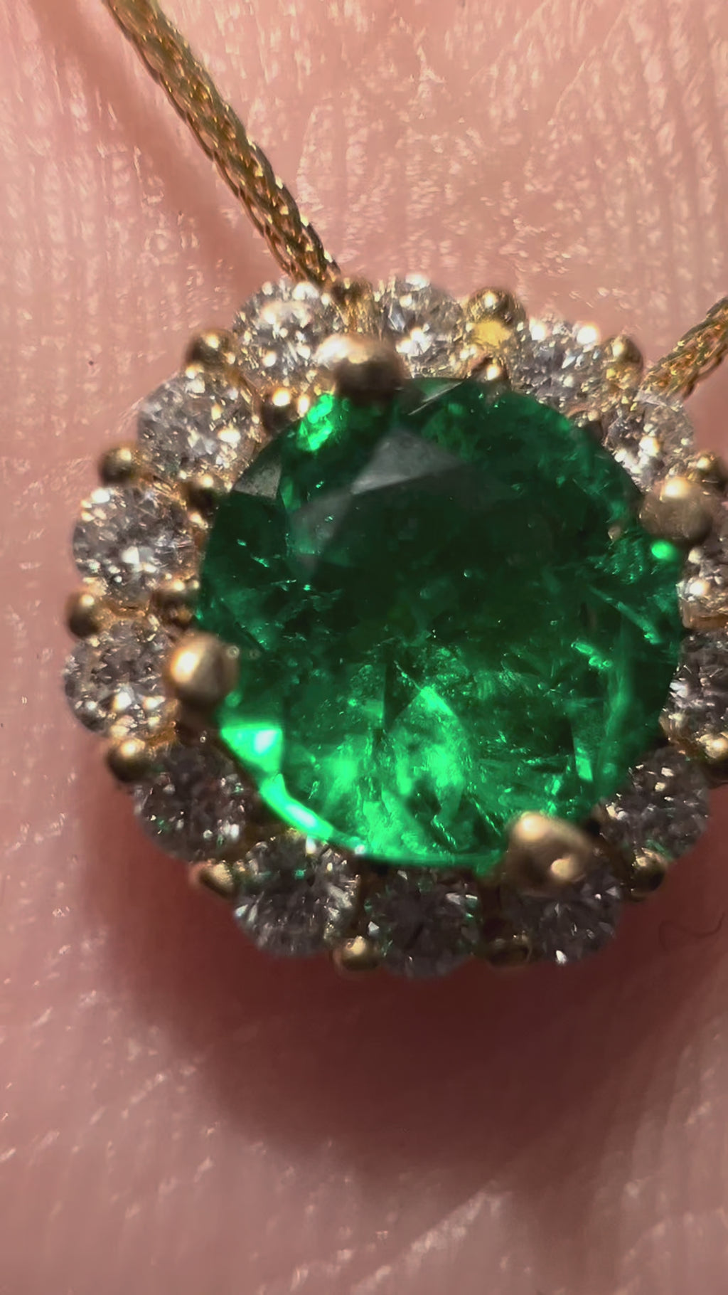 Dije Esmeralda Redonda Muzo alta calidad con halo de diamantes naturales en oro amarillo 18k