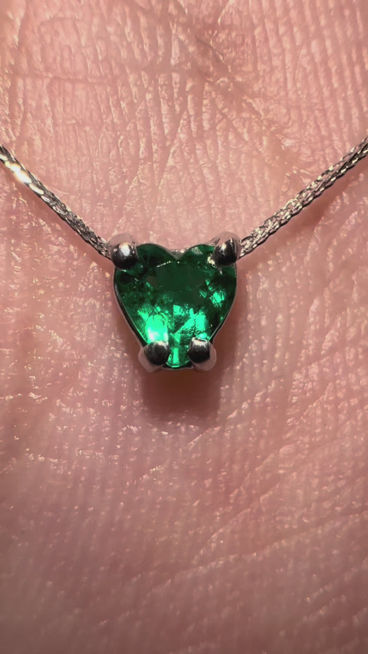 Dije Esmeralda Muzo mini corazón de alta calidad en oro blanco 18k