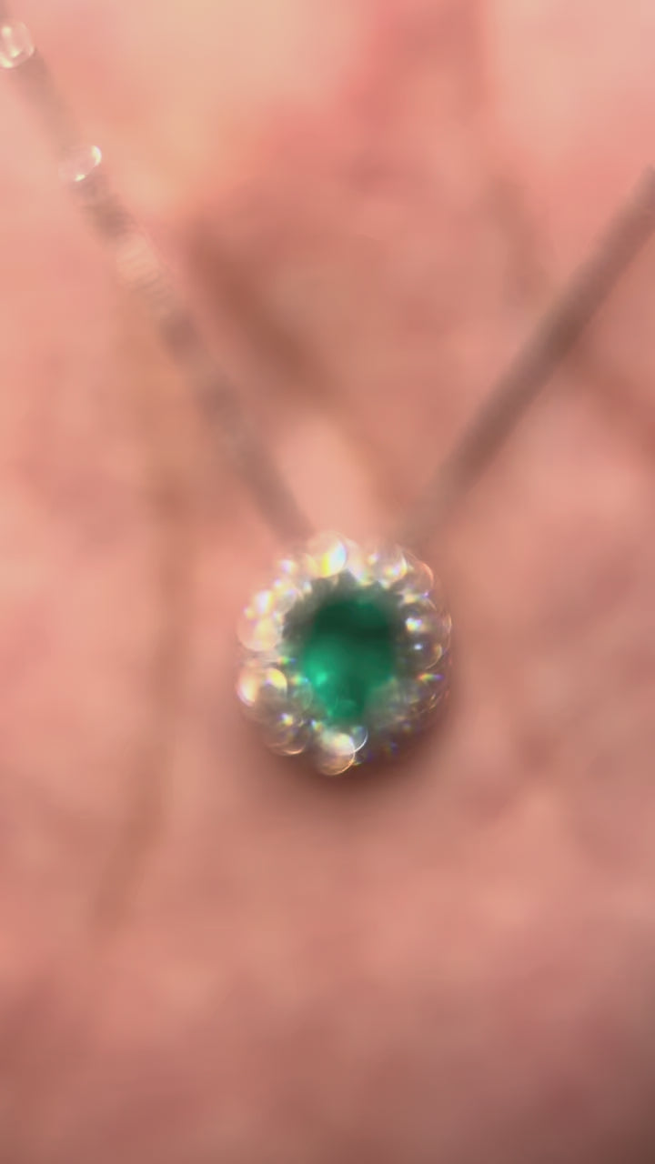 Dije Esmeralda Natural Muzo talla cushion con halo de diamantes naturales en oro blanco 18k