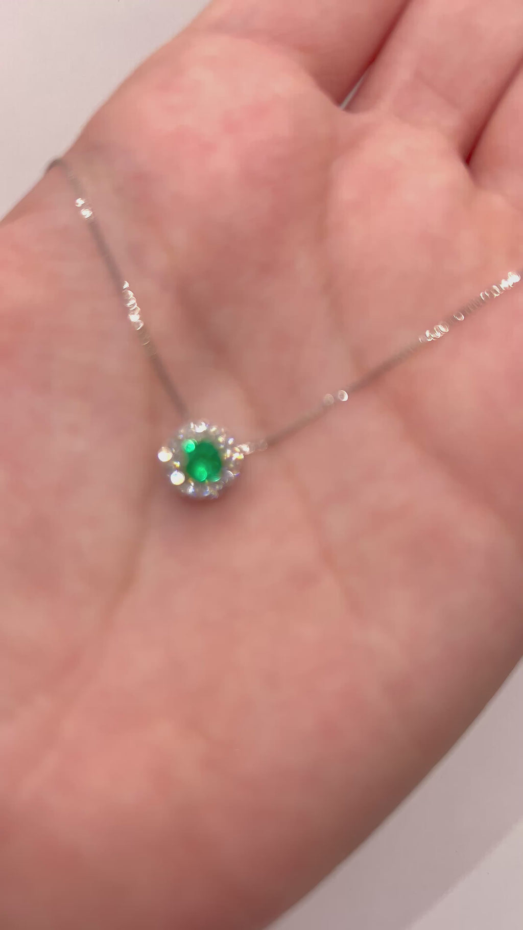 Dije Esmeralda Natural Muzo - Talla redonda 4 mm con halo de diamantes naturales en oro blanco 18k