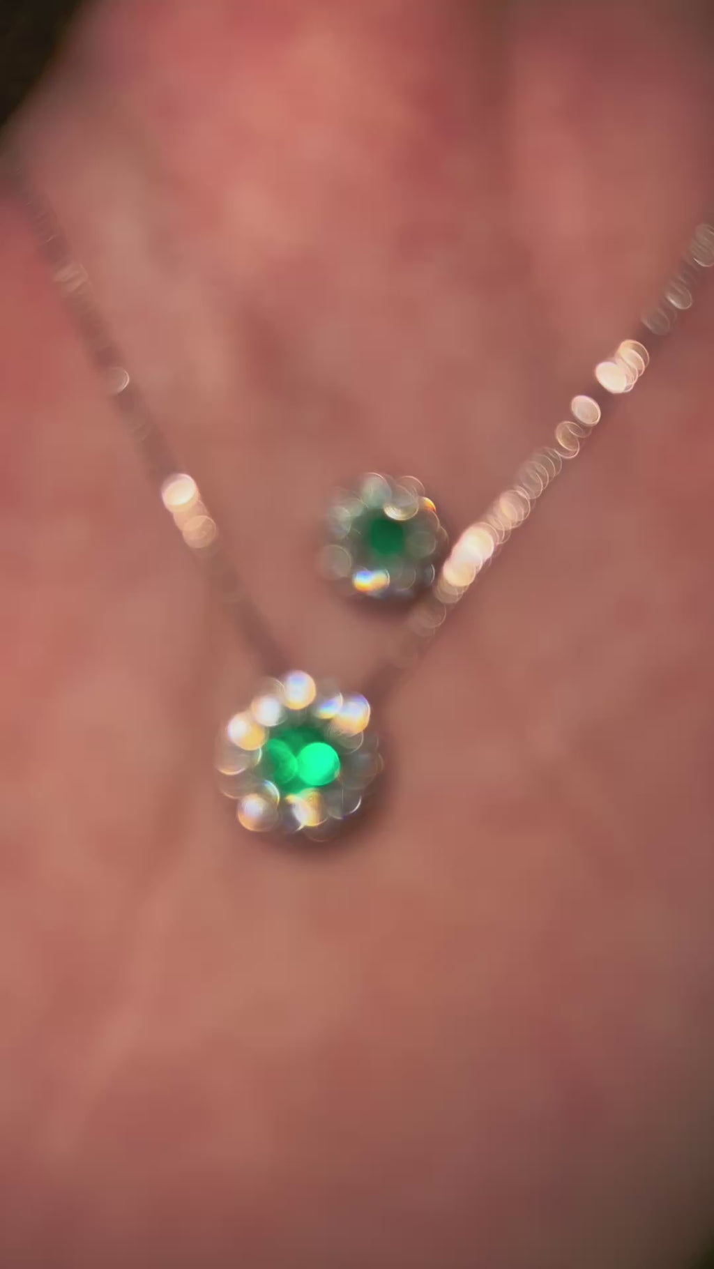 Dije Esmeralda Natural Muzo - Talla redonda 4 mm con halo de diamantes naturales en oro blanco 18k