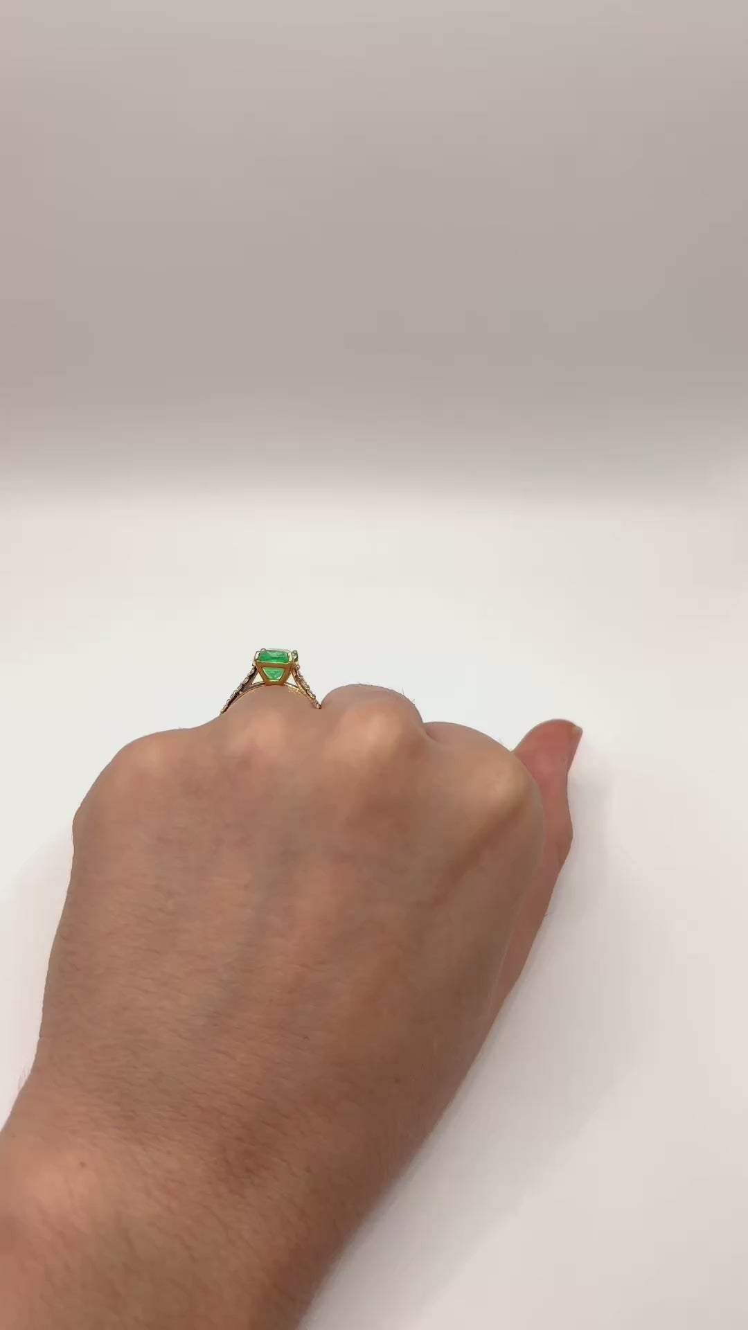 Anillo Verde Eterno – Esmeralda Colombiana Natural 2.41 ct Mina Muzo con Diamantes en Oro Amarillo 18k