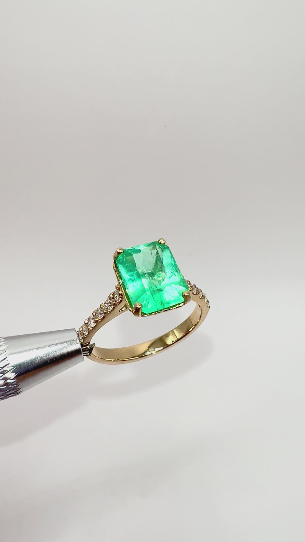 Anillo Verde Eterno – Esmeralda Colombiana Natural 2.41 ct Mina Muzo con Diamantes en Oro Amarillo 18k