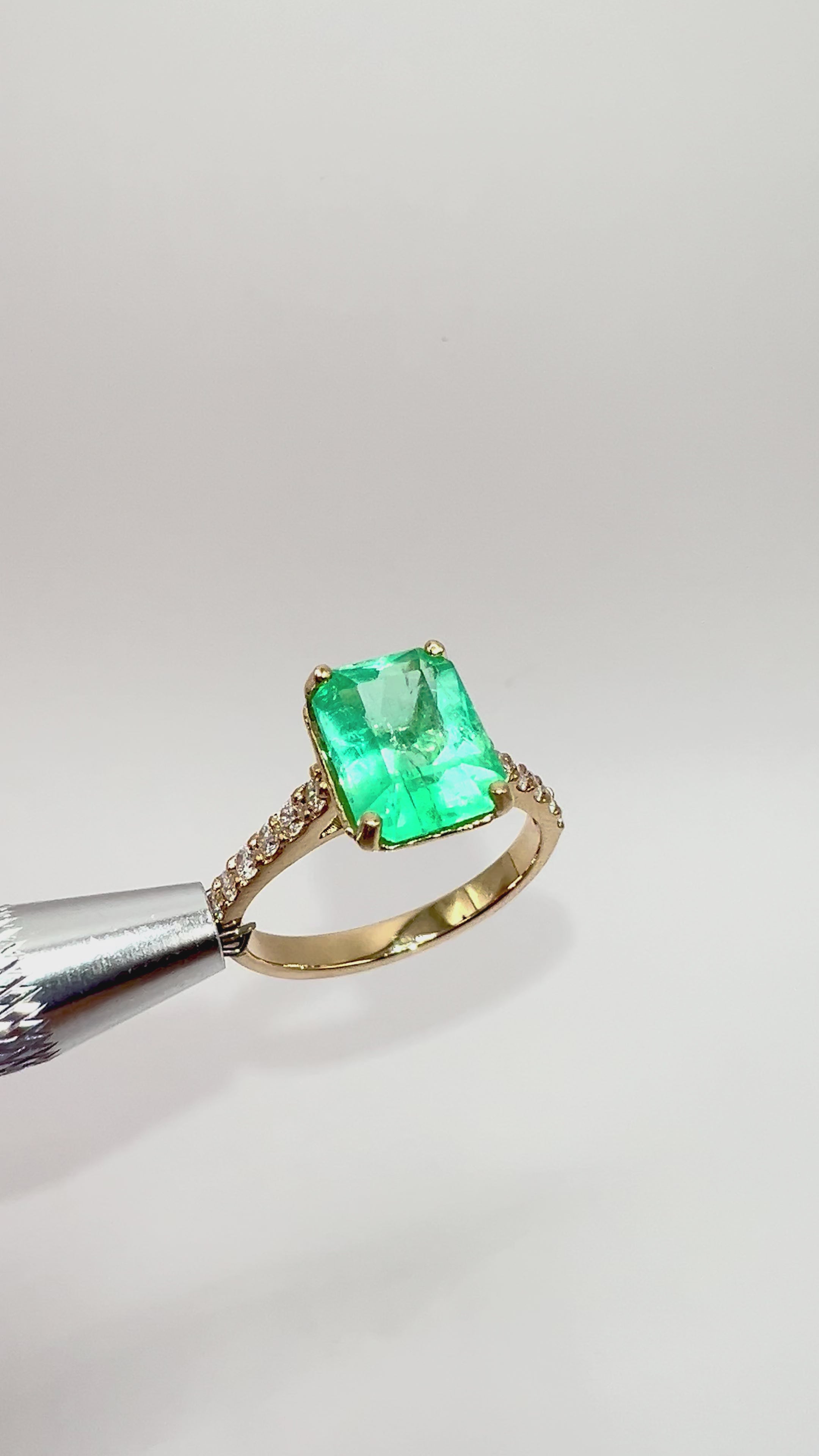 Anillo Verde Eterno – Esmeralda Colombiana Natural 2.41 ct Mina Muzo con Diamantes en Oro Amarillo 18k