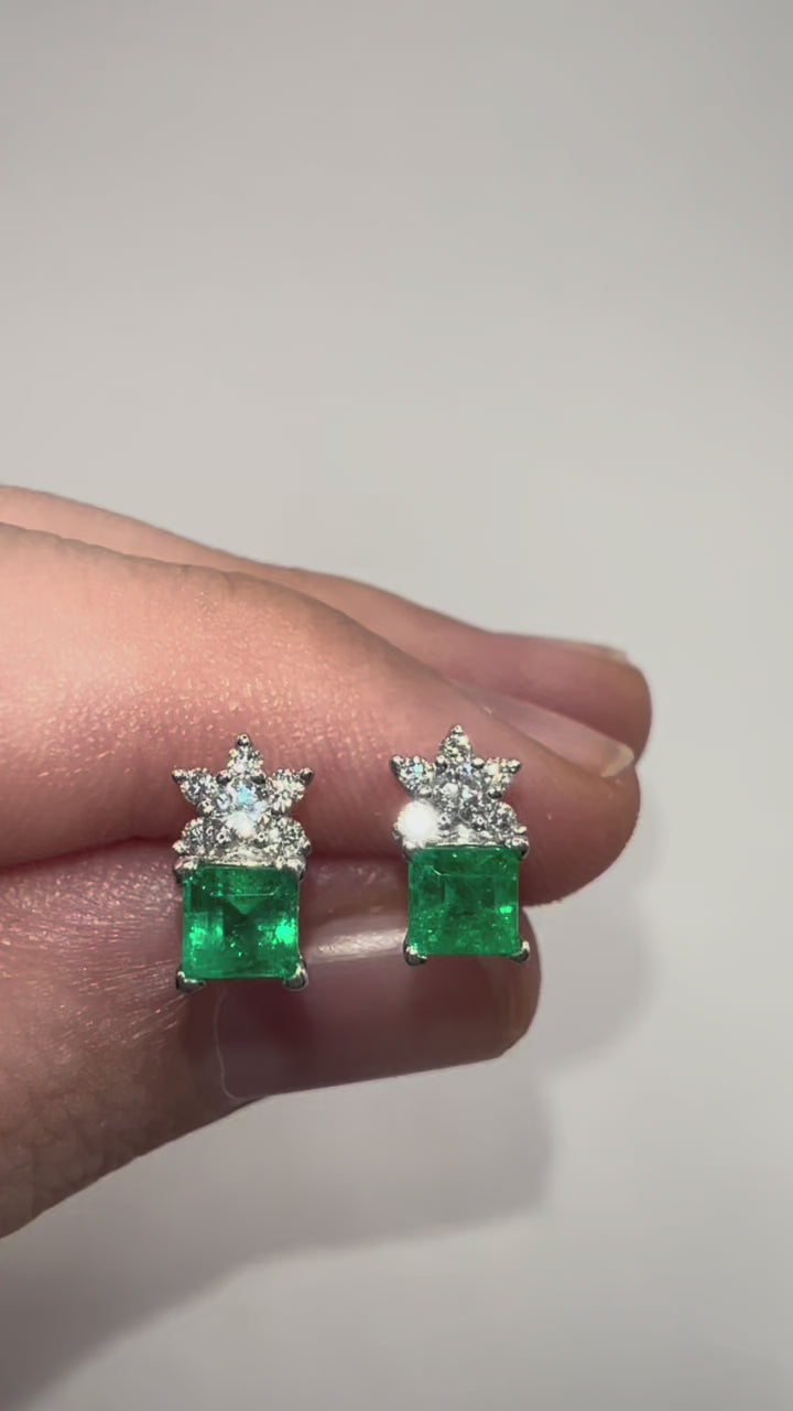 Aretes Esmeraldas Muzo Cuadradas con corona floral de diamantes naturales en oro blanco 18k
