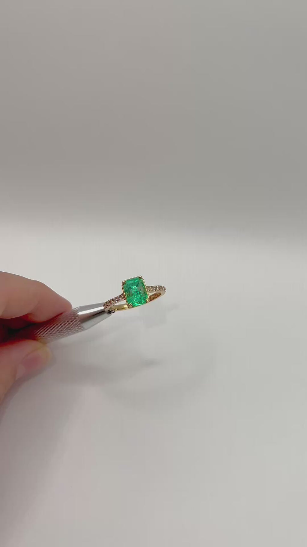 Anillo Verde Eterno – Esmeralda Colombiana Natural 1.75 ct Mina Muzo con Diamantes en Oro Amarillo 18k