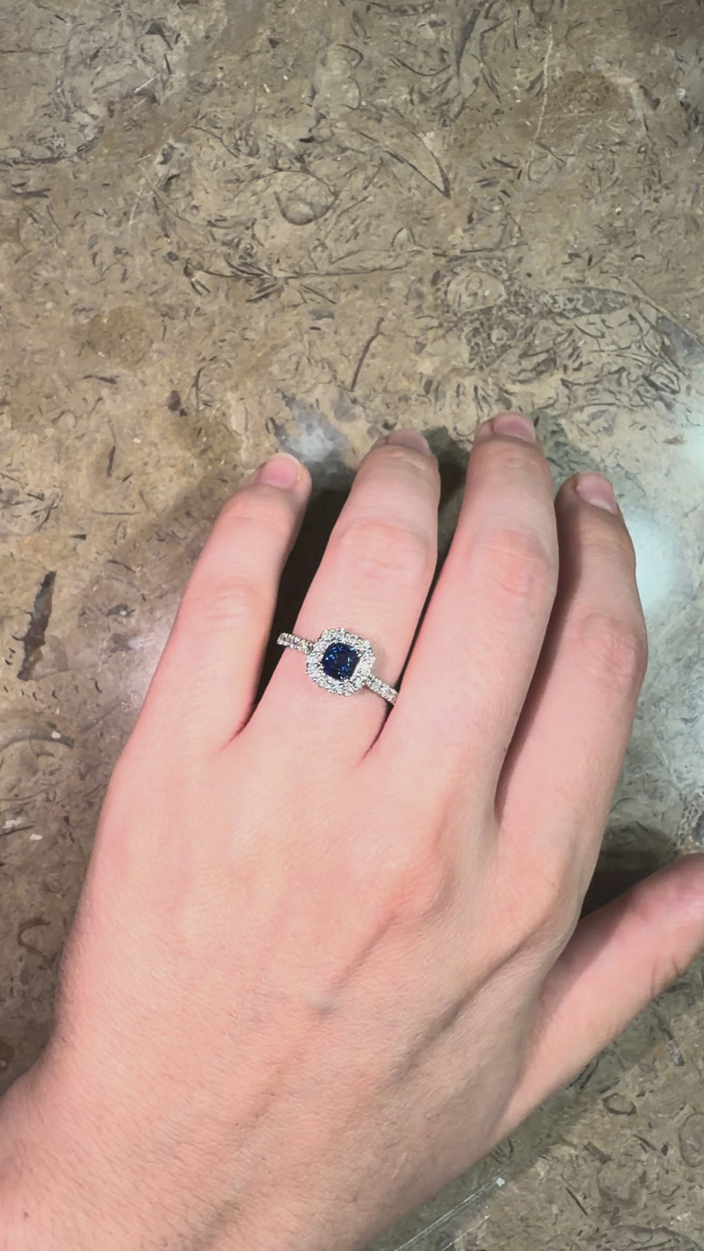 Anillo Blue Majesty - Zafiro Azul Natural 0,78 ct y Pavè de Diamantes en Oro Blanco 18k