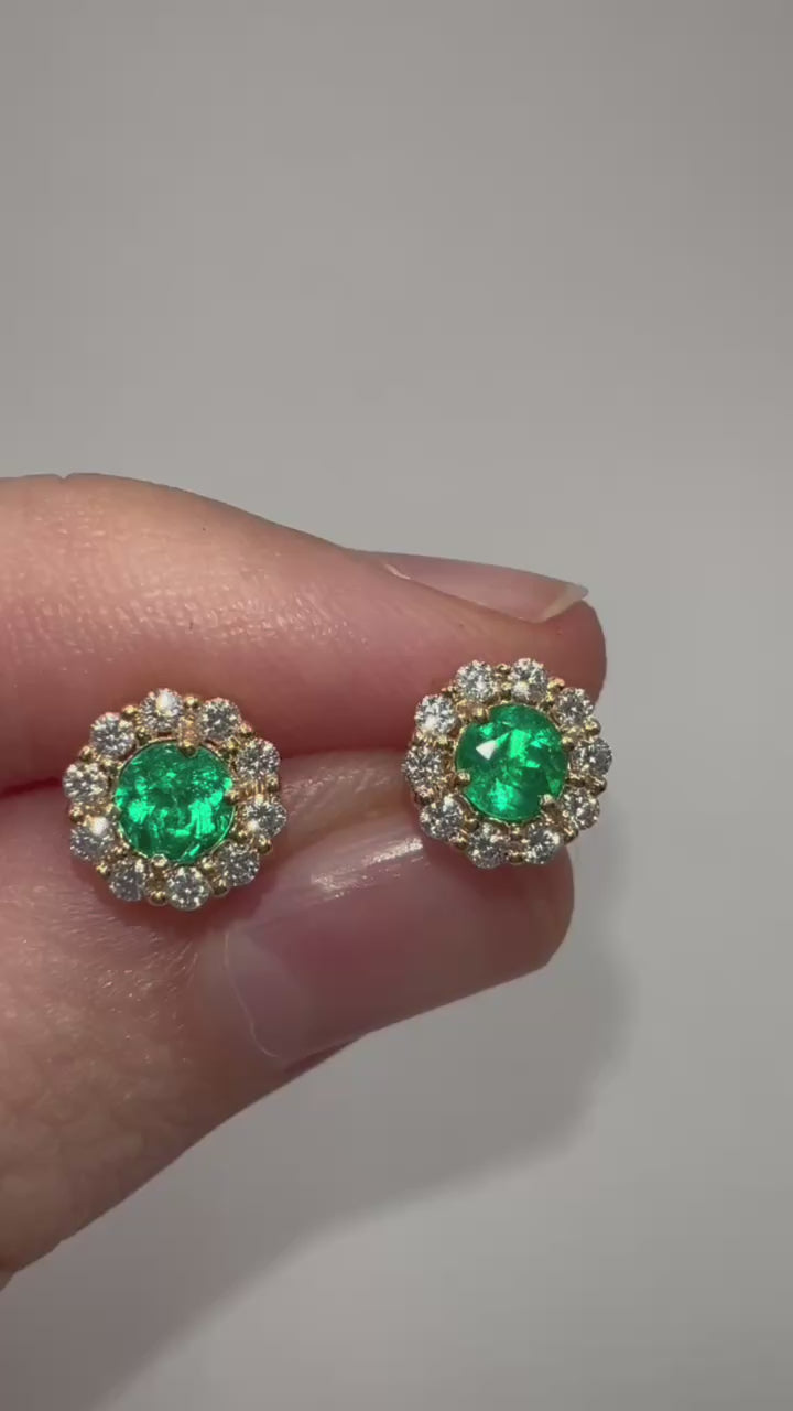 Studs Esmeralda redonda Muzo de 4 mm con halo de diamantes naturales en oro amarillo 18k