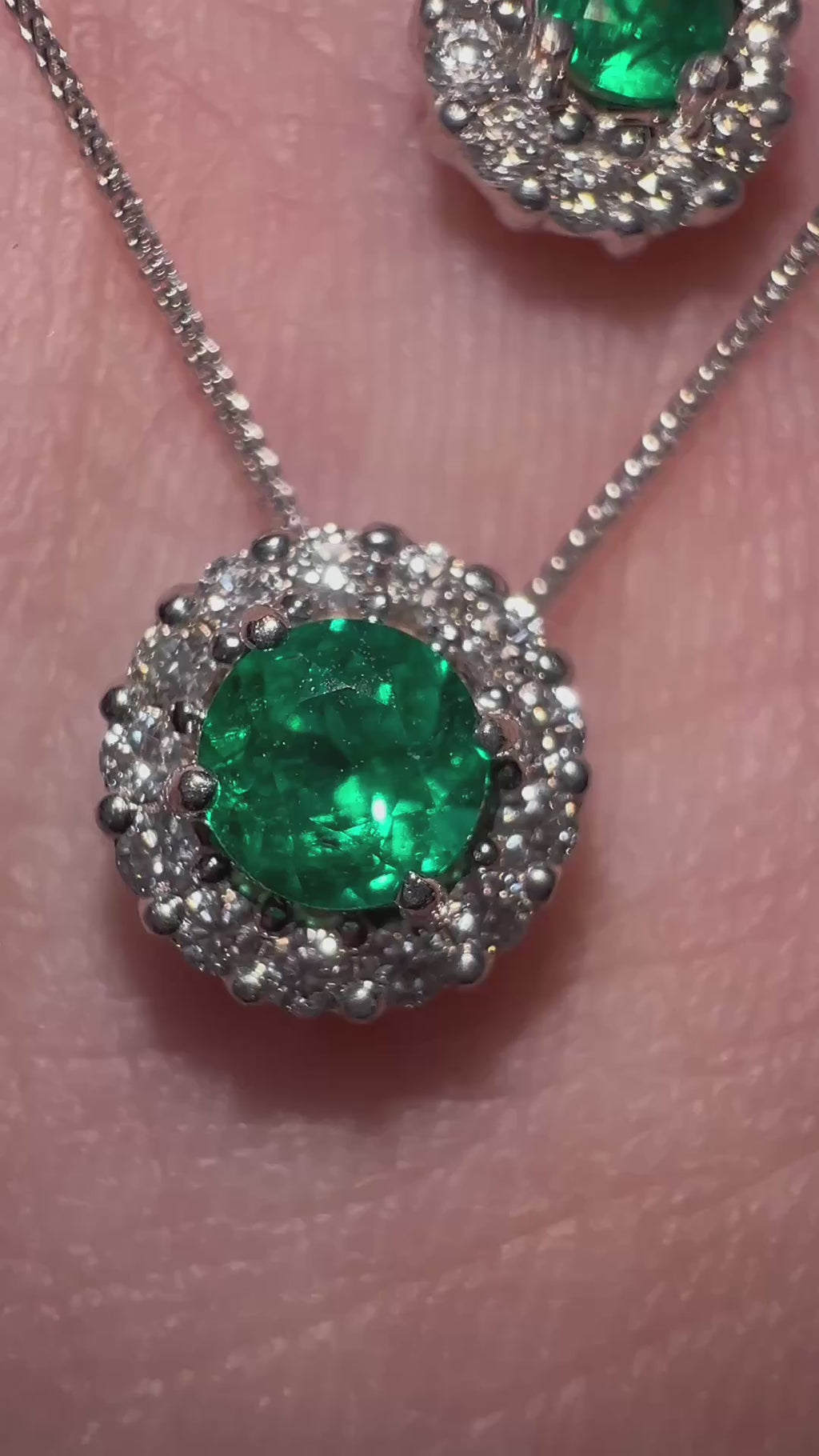 Dije Esmeralda Natural Muzo - Talla redonda 4 mm con halo de diamantes naturales en oro blanco 18k